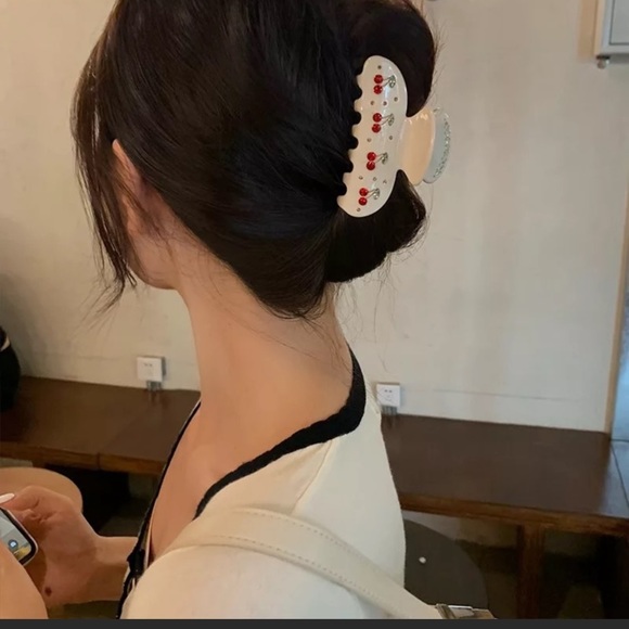 NWT Black Acrylic Claw Clip Cherry Glitter Crystal Rhinestone Hair Clip - Picture 3 of 4